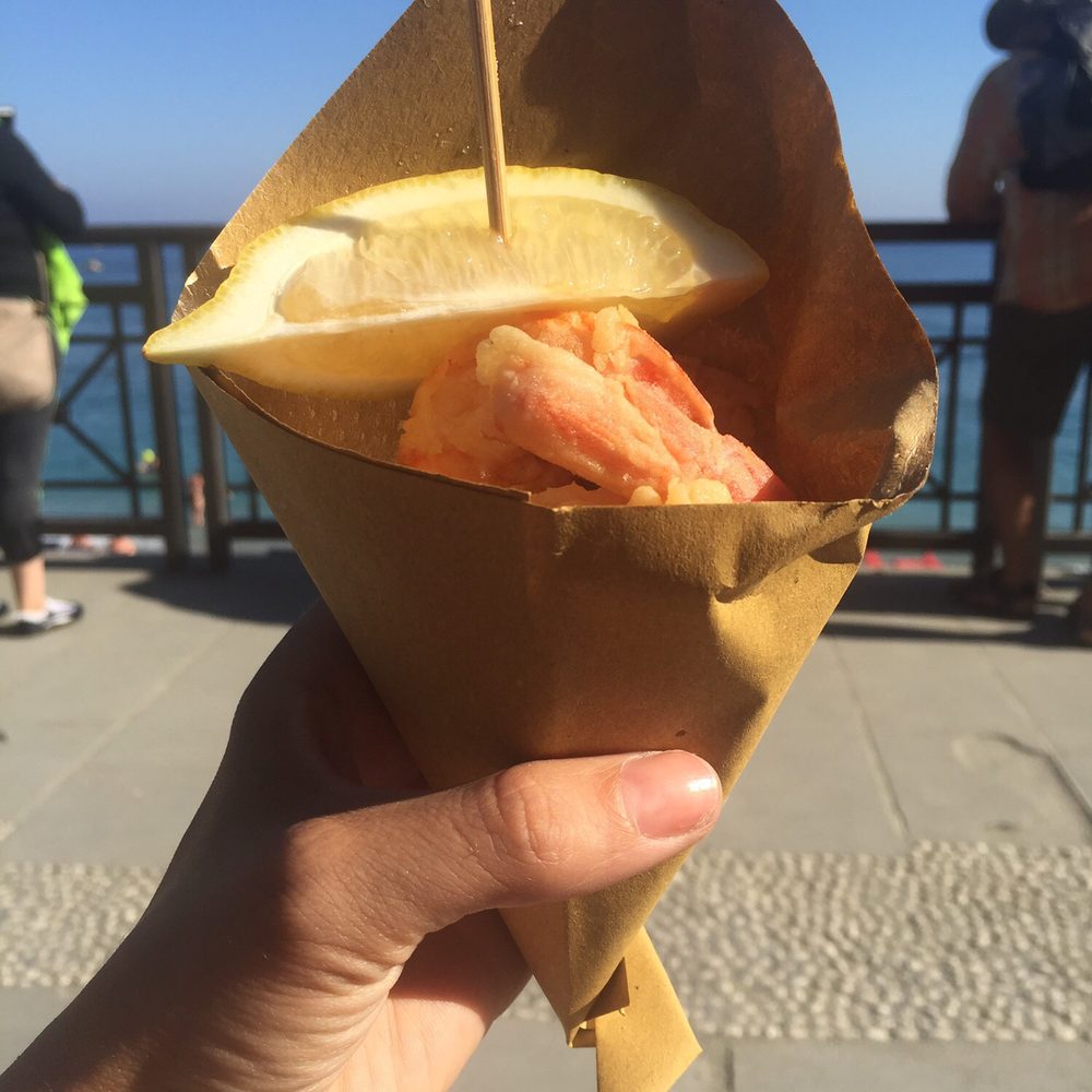 Shrimp served with lemon wedge