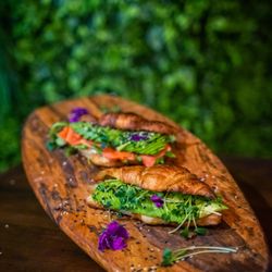 Avocado Bistro - Avokádové croissanty od Francoze s uzeným lososem nebo jen tak se solí a avokádíčkem. Je to láska na první křup.