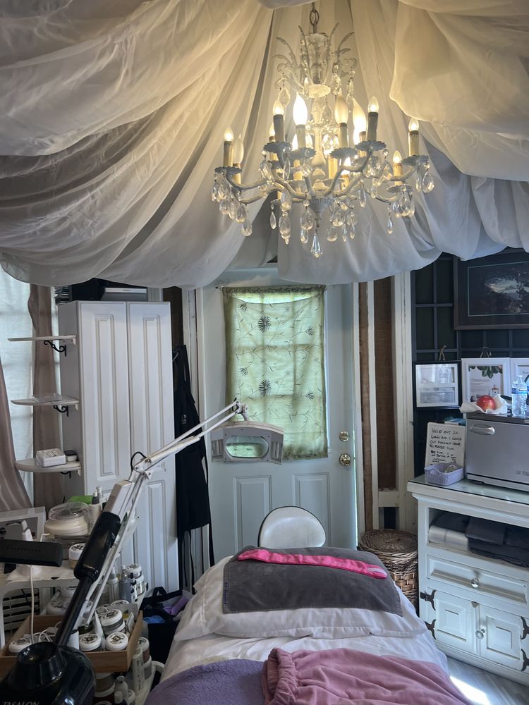 Robin's Skincare & Waxing Logo