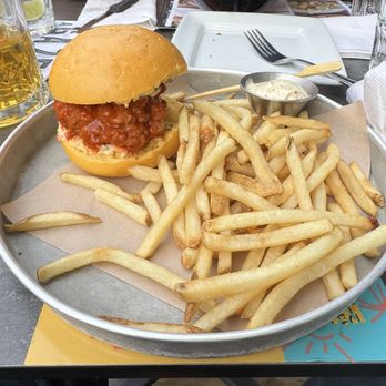 3 Brasseurs - Spicy chicken with very little chicken and cold fries ‍ - Pubs Near Me - Montreal, Quebec