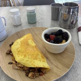 Tasty chicken omelette with fruit .