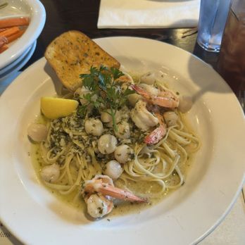 Fratellino's Italian Restaurant - Shrimp and Scallop Pasta in Italian Sauce w/ Garlic Bread - Italian Near Me - Brea, California Fratellino's Italian Restaurant - Shrimp and Scallop Pasta in Italian Sauce w/ Garlic Bread - Italian Near Me - Brea, California