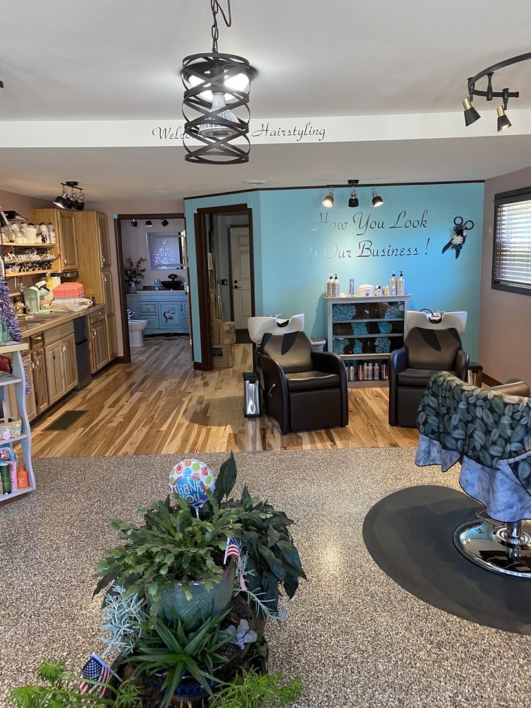 C J's Hairstyling Logo