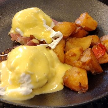 Pain D'Avignon - Traditional eggs Benedict with homefries - French Near Me - Hyannis, Massachusetts Pain D'Avignon - Traditional eggs Benedict with homefries - French Near Me - Hyannis, Massachusetts