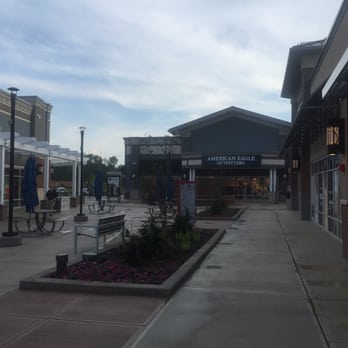 Levi’s Outlet Store - Store front of Lindt chocolate - Outlet Stores Near Me - Sunbury, Ohio Levi’s Outlet Store - Store front of Lindt chocolate - Outlet Stores Near Me - Sunbury, Ohio