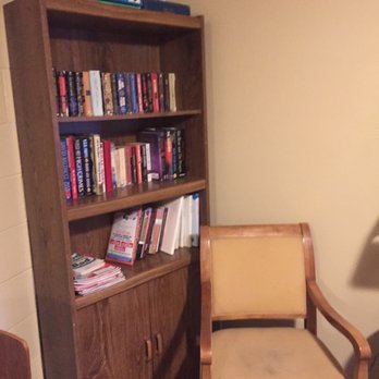 Main Street Inn - The books and games in the hospitality room are a nice touch. - Hotels Near Me - Yerington, Nevada Main Street Inn - The books and games in the hospitality room are a nice touch. - Hotels Near Me - Yerington, Nevada