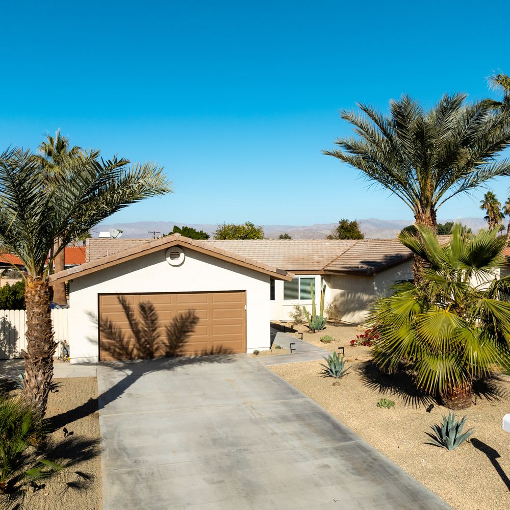 Gilberto’s Maintenance Services - Front yard landscaping - Landscaping Near Me