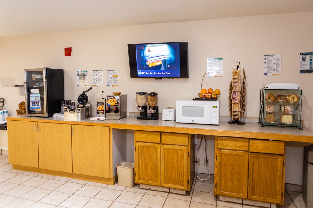 COUNTRY INN Updated September 2024 38 Photos & 23 Reviews 1020 W