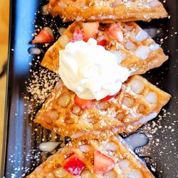 Soirée Coffee Bar - Waffles with strawberries and powdered sugar