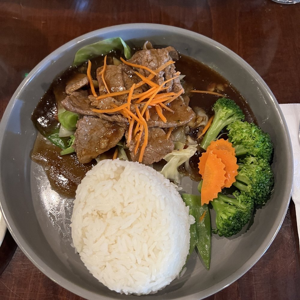 Lemongrass Thai Kitchen - Garlic and Black Pepper with Beef - Thai Near Me - Oviedo, Florida Lemongrass Thai Kitchen - Garlic and Black Pepper with Beef - Thai Near Me - Oviedo, Florida