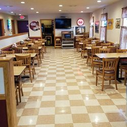 Fox's Pizza Den - Dining area