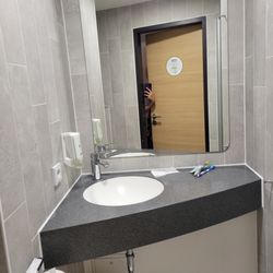 B&B Hotel Würzburg - Small Bathroom