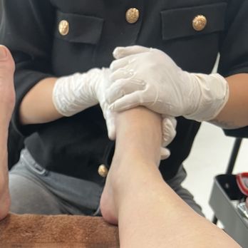 Tips Tailored Nails - Leg and foot massage - Nail Salons Near Me - Northbrook, Illinois