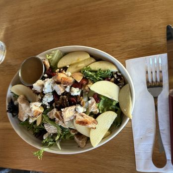 Simmzy's - Chicken Apple Walnut & Drake Farms Goat Cheese - Gastropubs Near Me - Long Beach, California