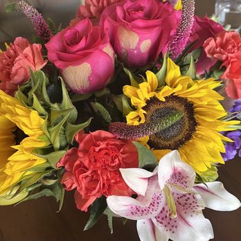 Spring Flowers & Gifts - The condition the roses arrived in. - Florists Near Me - Sonoma, California Spring Flowers & Gifts - The condition the roses arrived in. - Florists Near Me - Sonoma, California
