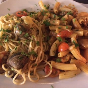 Ristorante Fiu - Half/half 2kinds of pasta: pasta bongolese (with clam and wine sauce)/pasta with prawns and cream sauce - Italian Near Me - Münster, NW Ristorante Fiu - Half/half 2kinds of pasta: pasta bongolese (with clam and wine sauce)/pasta with prawns and cream sauce - Italian Near Me - Münster, NW
