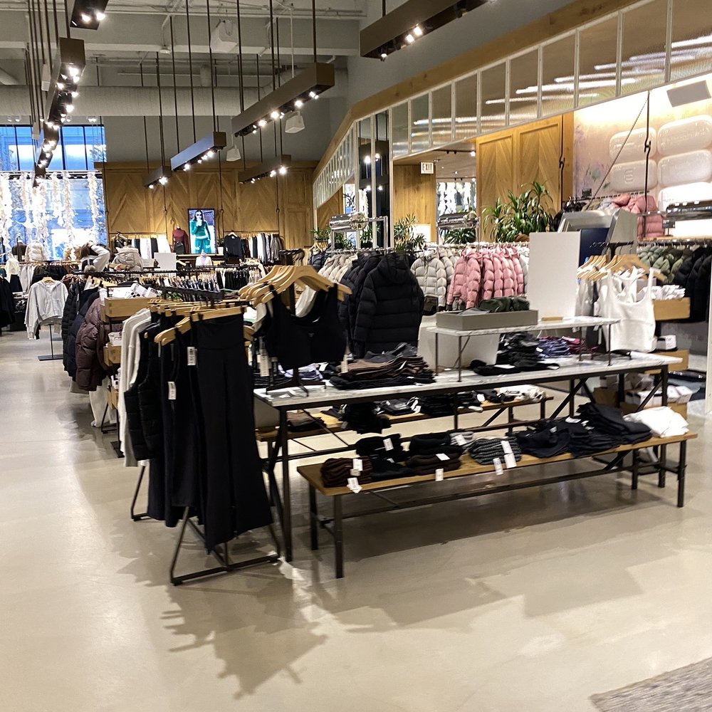 Aritzia - Women's Clothing Near Me - Chicago, Illinois