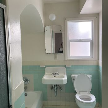 GMG Construction - Bathroom 2 (before remodel) - General Contractors Near Me