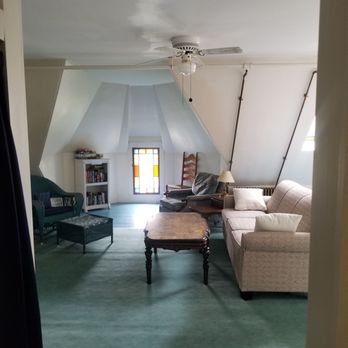 Moore's Inn - 3rd floor shared living room - Hotels Near Me - Saxtons River, Vermont