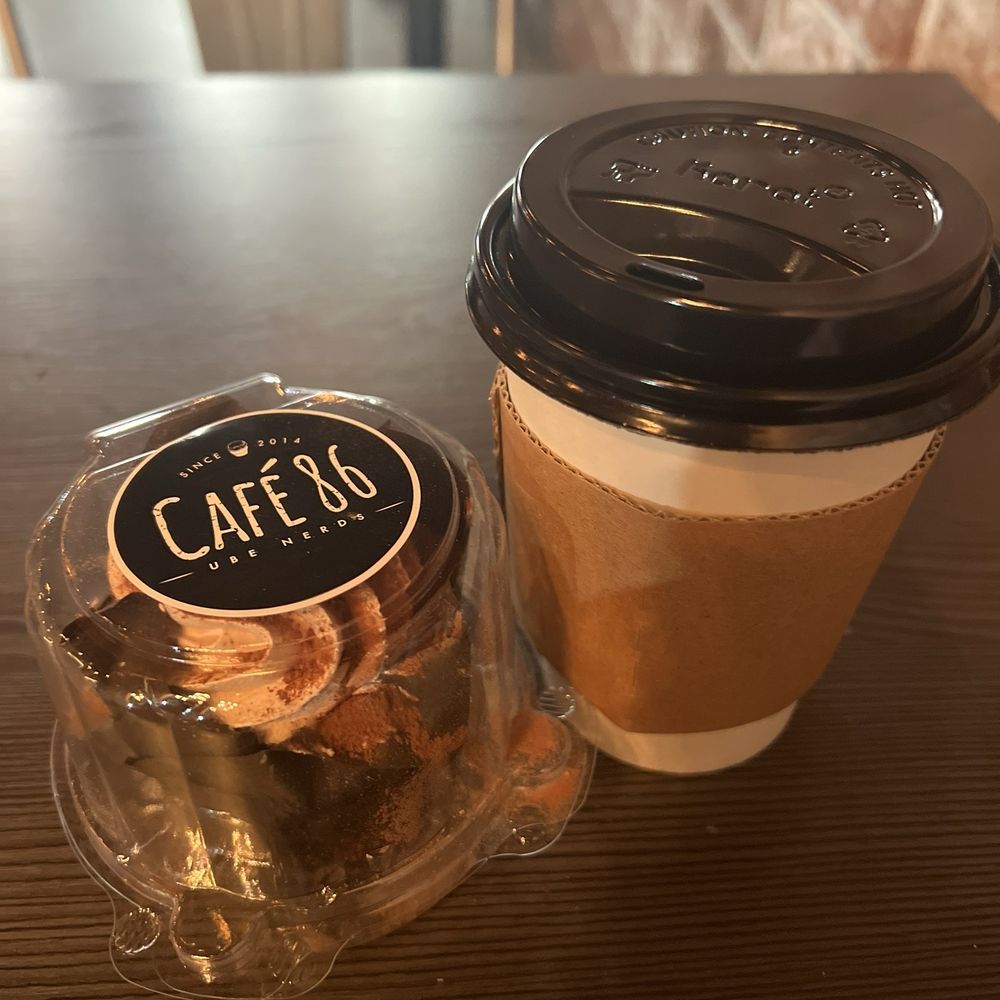 Cafe 86 - Milo Cupcake and Zebra Latte - Cafes Near Me - Northridge, California