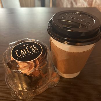 Cafe 86 - Milo Cupcake and Zebra Latte - Cafes Near Me - Northridge, California