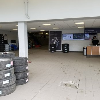 Acura Downtown - Entrance to repair bays - Car Dealers Near Me - Toronto, Ontario