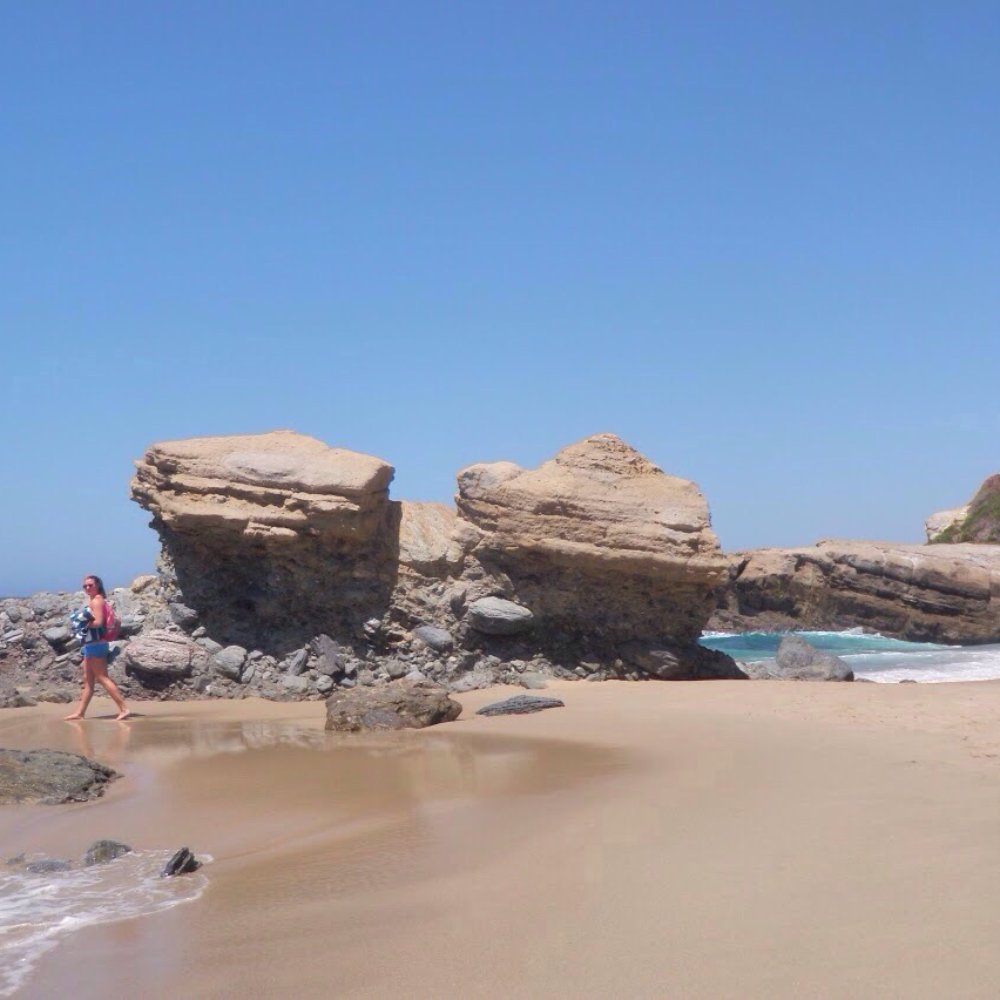 Table Rock Beach - Right side of the beach with table rock in the background and some rocks in the foreground - Beaches Near Me - Laguna Beach, California Table Rock Beach - Right side of the beach with table rock in the background and some rocks in the foreground - Beaches Near Me - Laguna Beach, California