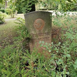 Friedhof Wilmersdorf - Grab des Komponisten Theo Mackeben ("Du hast Glück bei den Frau'n, Bel Ami")