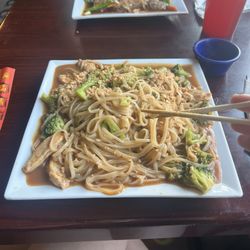 Asian Pho Bistro - Chicken Pad Thai, no veggies, no egg, add broccoli