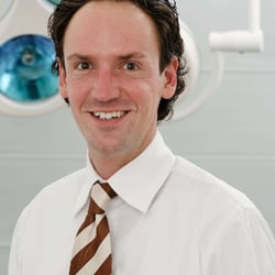 Dr. Lucas Kneisel - Dr. med. Lucas Kneisel