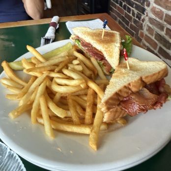 Cahoots Restaurant - BLT - Burgers Near Me - Fayetteville, Tennessee Cahoots Restaurant - BLT - Burgers Near Me - Fayetteville, Tennessee