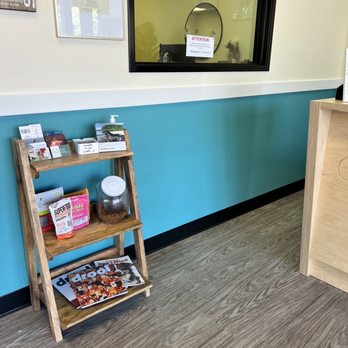 Goat and Bear Grooming Salon - Lobby and desk area - Pet Groomers Near Me - Tigard, Oregon Goat and Bear Grooming Salon - Lobby and desk area - Pet Groomers Near Me - Tigard, Oregon