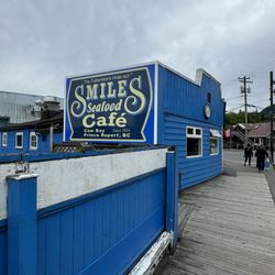 Smile's Seafood Cafe - Storefront