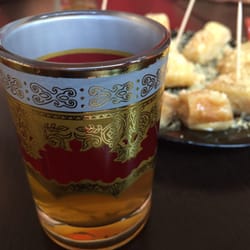 Andalus Dolç - Té moruno con Rghayaf con miel y queso.