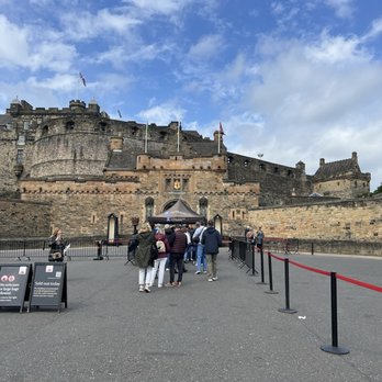 Edinburgh Castle - Que for the entry to Edinburgh Castle - Landmarks & Historical Buildings Near Me - Edinburgh, EDH