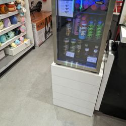Showcase - Mini fridge