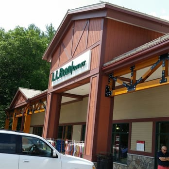 L L Bean - Storefront - Outlet Stores Near Me - North Conway, New Hampshire