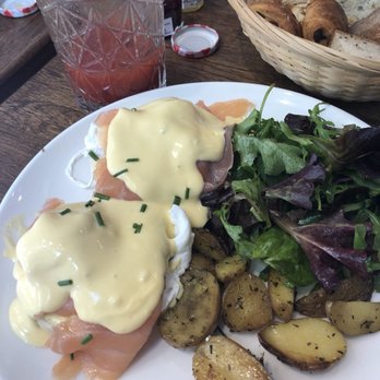 Aux Cerises - Prix fixe brunch menu, main course: eggs Benedict with salmon - Cafes Near Me - Paris 07, 75