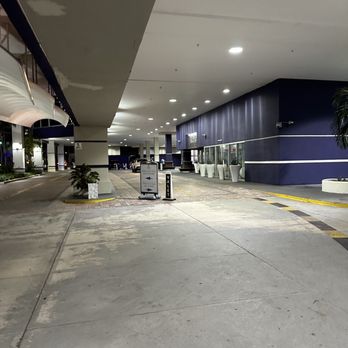 Hilton Miami Downtown - Valet Area - Hotels Near Me - Miami, Florida