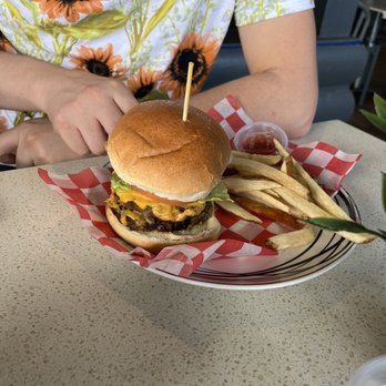 Annie's Place - Hamburger - Puerto Rican Near Me - Combate, Puerto Rico