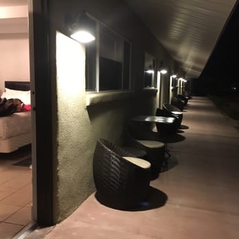 Flagstone Boutique Inn & Suites - Seating area outside - Hotels Near Me - Kanab, Utah Flagstone Boutique Inn & Suites - Seating area outside - Hotels Near Me - Kanab, Utah