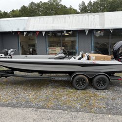 Boats And Motors - 2027 Skeeter ZXE21 in Silver Spur gel with Black Onyx flake.