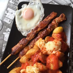 Chambers Cafe - Plato combinado de pinchitos, huevos y bravas
