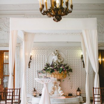 ArtQuest - Artquest, Ltd. floral design at the Armour House - Tasha Redwall Photography - Florists Near Me - Highwood, Illinois