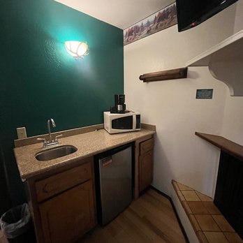 Big Bear Lake Front Lodge - Double Queen Garden View - Sink/Coffee Maker/Fridge - Hotels Near Me - Big Bear Lake, California