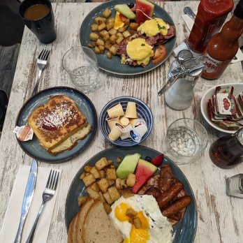 Siempre Restaurant - Montreal Eggs Benny and Big Skillet Breakfast - Breakfast & Brunch Near Me - Toronto, Ontario Siempre Restaurant - Montreal Eggs Benny and Big Skillet Breakfast - Breakfast & Brunch Near Me - Toronto, Ontario