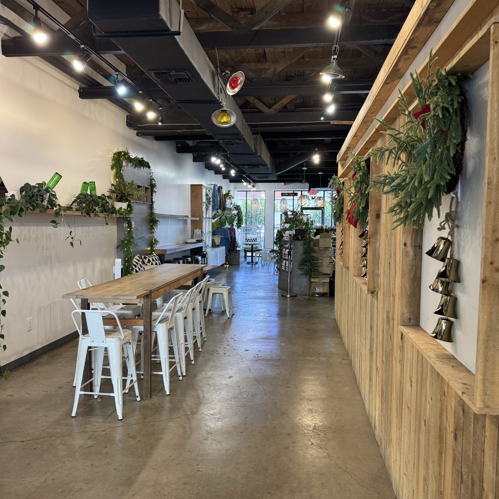 Akamai Coffee - indoor area - Coffee & Tea Near Me - Kihei, Hawaii