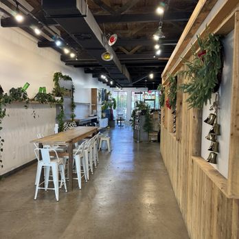 Akamai Coffee - indoor area - Coffee & Tea Near Me - Kihei, Hawaii