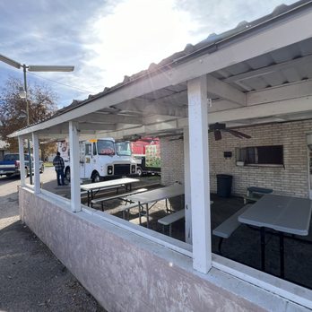 Los Mini Tacos - Nice covered outdoor dining area - Food Trucks Near Me - Temple, Texas Los Mini Tacos - Nice covered outdoor dining area - Food Trucks Near Me - Temple, Texas