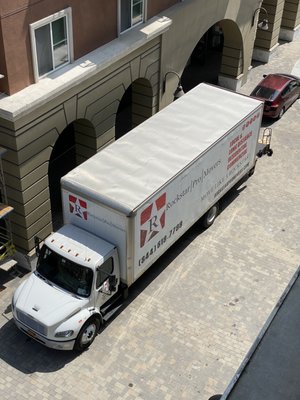 Professional Long Distance Movers in Los Angeles - Rockstar Pro Movers provides a stress-free experience for all moves. We are a licensed and insured moving company in Los Angeles. Our company has the history of successful commercial and long-distance moves in California